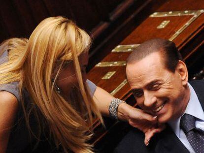 La parlamentaria Michaela Biancofiore acaricia la barbilla de Silvio Berlusconi, sentado en la C&aacute;mara baja, el pasado viernes.