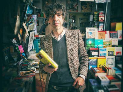 El cantante y guitarrista de Sidonie, Marc Ros, posa en Con Tarima Libros.