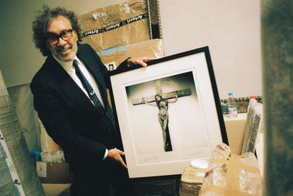 Benet sostiene una fotografía de Raquel Welch crucificada, de Terry O'Neill.