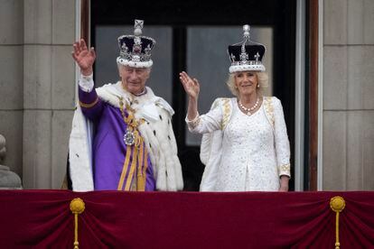 Los reyes Carlos y Camila saludan desde el balcón de Buckingham, después de ser coronados el pasado mes de mayo.
