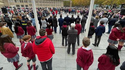 Cientos de logroñeses se han concentrado en la plaza del Ayuntamiento de Logroño, en protesta por el asesinato de Álex.