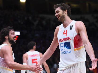 Llull i Pau Gasol, en el partit contra Grècia.