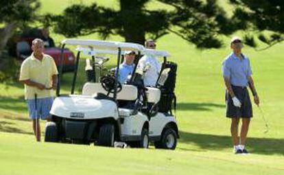 Imagen del presidente de EE.UU., Barack Obama (d), en un juego de golf en el Mid Pacific Country Club, Kailua, Hawaii (EE.UU.).