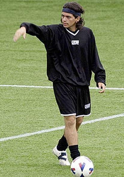 Diego Maradona, durante el entrenamiento con el Dunfermline.