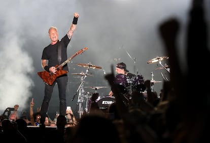 James Hetfield y Lars Ulrich (en la batería, al fondo), en el concierto de Metallica de anoche en el festival Mad Cool, Madrid.