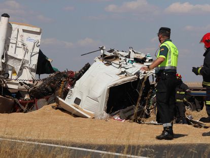 Efectivos de la Guardia Civil y de los servicios de Emergencia en la carretera SA-105, a la altura de la localidad salmantina de Macotera, donde este lunes fallecieron dos personas.