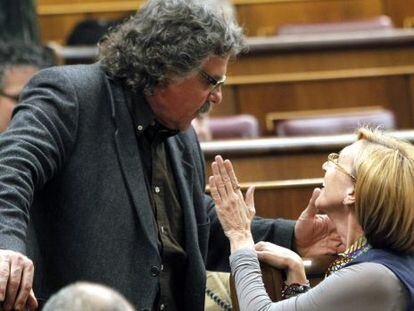 La l&iacute;der de UPyD Rosa D&iacute;az conversa con el portavoz de ERC, Joan Tard&aacute;, antes del pleno del Congreso.