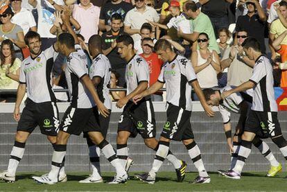 Los jugadores del Valencia celebran el tanto de Maduro ante el Racing de Santander.