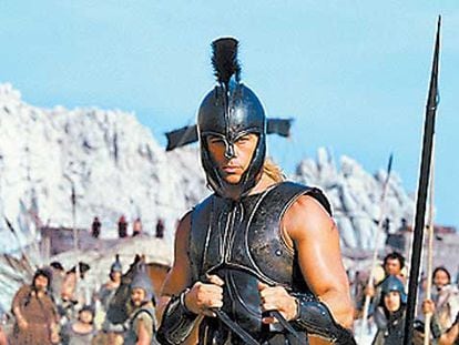 El actor Brad Pitt, en una escena del largometraje <i>Troya.</i>