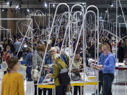 Visitantes de la Feria del libro de Fráncfort en el pabellón de Noruega, el país invitado en 2019.