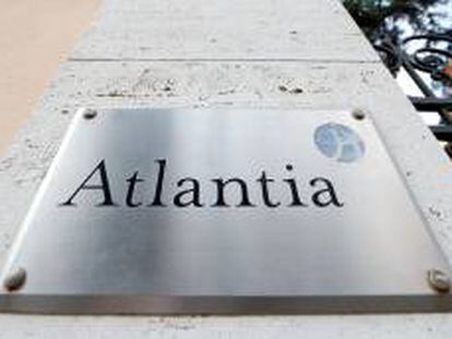 Logo de Atlantia en su sede en Roma, Italia.