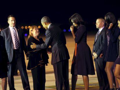 U.S. President Barack Obama greets Argentina's Foreign Minister Susana Malcorra, as he arrives with his family at Buenos Aires' international airport Obama saluda a la ministra de Exteriores argentina Susana Malcorra a su llegada a Buenos Aires. CARLOS BARRIA REUTERS