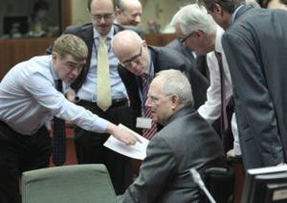 El ministro alemán de Finanzas, Wolfganag Schäuble (c), charla con el comisario de Mercado Interior y Servicios de la Comisión Europea (CE), Michel Barnier (2º der), y varios expertos del sector bancario, durante el consejo de ministros de Economía y Finanzas de la Unión Europea (ECOFIN), en el Consejo Europeo en Bruselas (Bélgica).