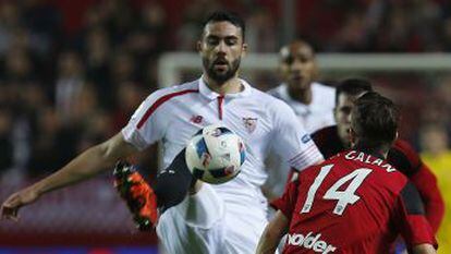 Iborra controla el balón ante Galán.