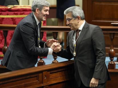 A la izquierda, el presidente en funciones, Fernando Clavijo (CC), saluda al líder de Nueva Canarias, Román Rodríguez.