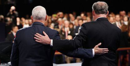 Los candidatos a la Vicepresidencia de EE UU, el republicano Mike Pence (i) y el dem&oacute;crata Tim Kaine (d), saludan a los asistentes despu&eacute;s de participar en el &uacute;nico debate hoy, martes 4 de octubre de 2016, en Farmwille (EE.UU.). 