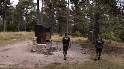 Una pareja de agentes rurales inspeccionan la zona recreativa de barbacoas Plana Rodona, en Cercs.