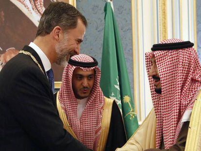 Felipe VI saluda al rey Salman bin Abdelaziz, este domingo.