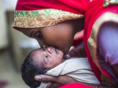 Una madre interactúa con su bebé recién nacido en Shrawasti, en el estado indio de Uttar Pradesh. India es uno de los países que más ha reducido el número de pobres multidimensionales en los últimos años.