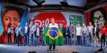 Dilma y parte de su equipo el pasado domingo en una rueda de prensa. 