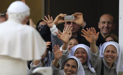 Benedicto XVI saluda a unas monjas en el Vaticano en 18 de abril. 