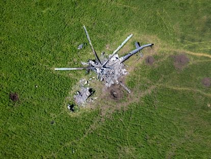 Restos de un helicóptero ruso abatido en Biskvitne, Ucrania, el 16 de mayo.