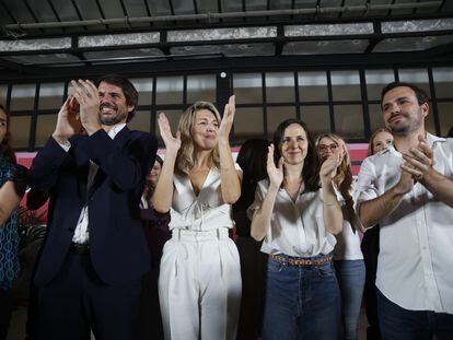 Yolanda Díaz, la noche electoral junto a la líder de Más Madrid, Mónica García, el portavoz de campaña, Ernest Urtasun, y los máximos dirigentes de Podemos e IU, Ione Belarra y Alberto Garzón.