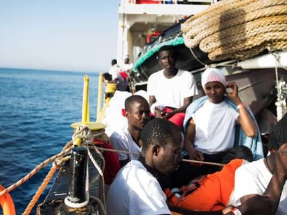 Varios migrantes, a bordo del 'Aquarius'.