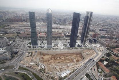 El solar, ya cubierto de tierra, de las cuatro torres de Madrid, iba a albergar un centro de convenciones, proyecto ahora paralizado.