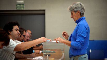 Una mujer ejerce su derecho a voto en Durango.