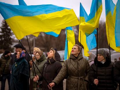 Unas mujeres sostenían banderas ucranias durante el Día de la Unidad, en Odessa, el 16 de febrero.
