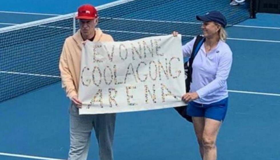 McEnroe y Navratilova lucen una pancarta reivindicativa en Melbourne.