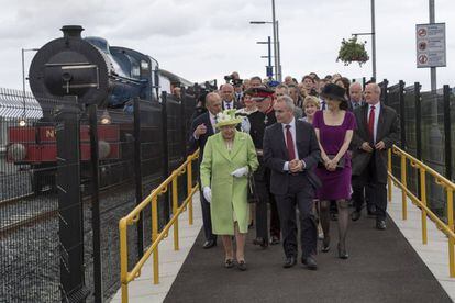 La Reina Isabel II a su llegada en tren a Belfast, este martes