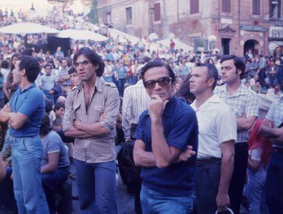 Pasolini, en primer plano, en una manifestación en la Plaza de España de Roma en favor del pueblo vasco, en 1973.