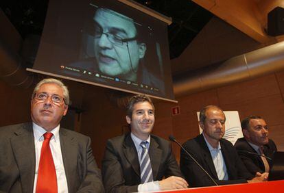 Urrutia, segundo por la izquierda, sonríe en la videoconferencia de Marcelo Bielsa hoy en Bilbao.
