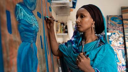 Laila Halidou trabaja en una de sus últimas obras en su estudio de Niamey, Níger.
