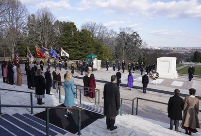 El presidente Joe Biden y la vicepresidenta Kamala Harris visitan el cementerio nacional de Arlington, en Virginia, acompañados de tres de los cinco expresidentes vivos, Barack Obama, George W. Bush y Bill Clinton. 