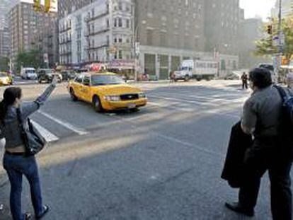El nuevo sistema aprobado hoy por la Comisión de Taxis y Limusinas (TLC) de la ciudad permitirá buscar vehículos libres en un radio de 800 metros en el centro de Manhattan y de 2,4 kilómetros en el resto de la ciudad. EFE/Archivo