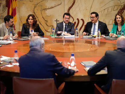 El presidente de la Generalitat, Pere Aragonès (en el centro), preside el martes la reunión semanal del Govern, en Barcelona.
