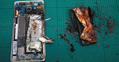 Un Samsung Galaxy Note 7 y su batería, tras incendiarse durante unas pruebas de laboratorio en Singapur.