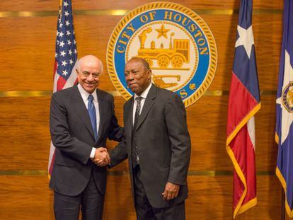 El presidente de BBVA, Francisco Gonz&aacute;lez, junto al alcalde de Houston, Sylvester Turner, durante su visita a los empleados y oficinas afectadas por el hurac&aacute;n Harvey.