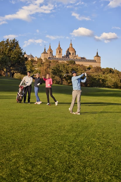 El campo del Real Club de Golf La Herrería está enclavado en un entorno natural realmente único. Dar unas bolas entre robles, fresnos y encinas, con el Monasterio al fondo, es toda una experiencia.