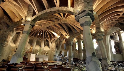 Interior de la cripta de la Colonia Güell de Santa Coloma de Cervelló.