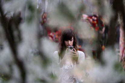 Una visitante hace una foto con su móvil en su visita al Chelsea Flower Show de Londres.