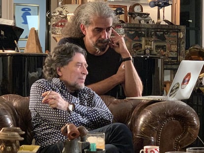 Fernando León y Joaquín Sabina, en una imagen del documental 'Sintiéndolo mucho'.