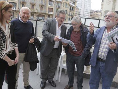 La europarlamentaria de UPyD Maite Pagazaurtundua junto a los profesores universitarios, de izquierda a derecha, Enrique Etxeburua, Manuel Montero, Luis Castells y Fernando Savater.