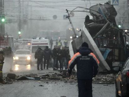 Los servicios de emergencia rodean un trolebús en Volgogrado el 30 de diciembre de 2013. Una bomba en su interior causó la muerte de 14 personas.