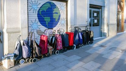 Carros de familias que acuden a recoger comida en una ONG del barrio de El Raval de Barcelona, en abril de 2021.