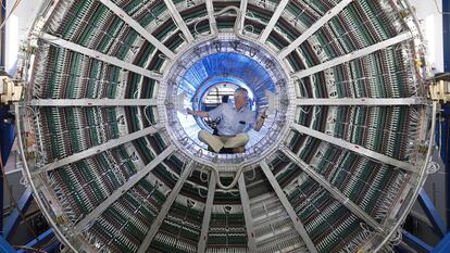 Un técnico analiza el interior de uno de los detectores del LHC, en una imagen de archivo.