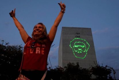 Una mujer se manifiesta a favor de la candidatura del expresidente Lula da Silva